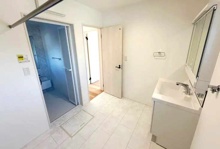 佐伯区八幡東２丁目　№35856の脱衣所|白を基調とした
明るい洗面所です。