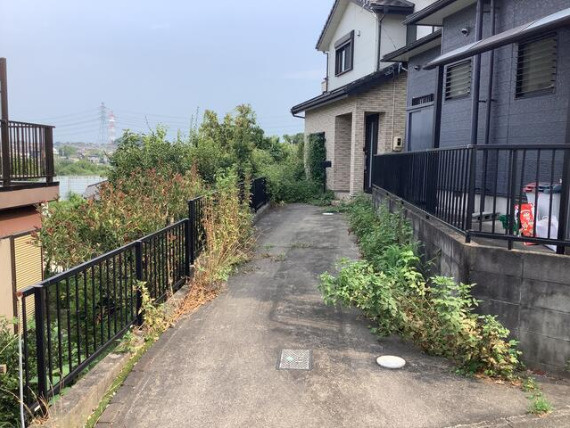 知多郡阿久比町大字白沢字東石根　中古戸建の前面道路含む現地写真