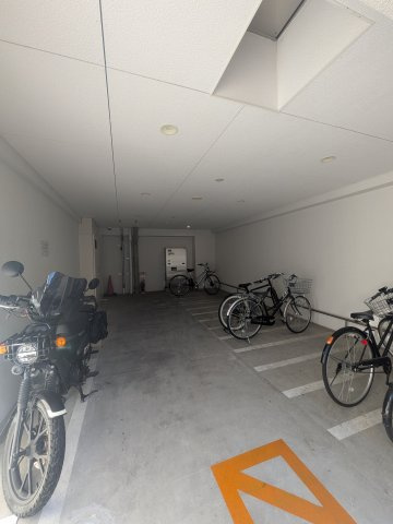 LIBTH西新の駐車場