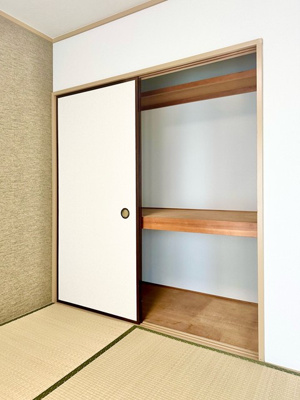 【収納】 | ヴィラパークヒルⅠ | 和室6帖のお部屋にある押入れです！押入れはかさばるお布団や季節のお洋服を収納するのに便利！