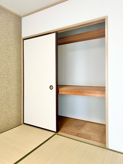 【収納】 | ヴィラパークヒルⅠ | 和室6帖のお部屋にある押入れです！押入れはかさばるお布団や季節のお洋服を収納するのに便利！