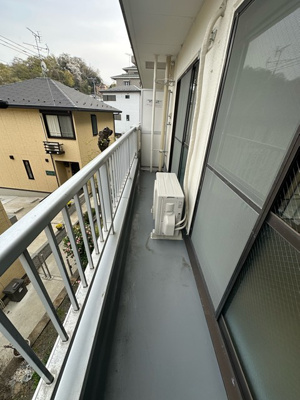 【バルコニー】 | ヴィラパークヒルⅠ | バルコニーは南東向きなので、晴れた日のお洗濯物は朝からよく乾きそう☆2部屋から出入りできるのが嬉しいですよね！