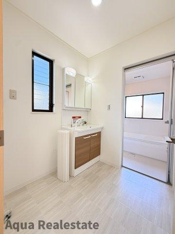 丸亀市田村町　リノベ住宅の洋室|二階北東側洋室：2面採光が確保されており、日当たりや通風も良好です