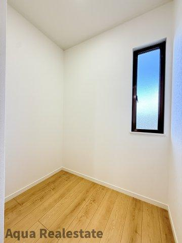 丸亀市田村町　リノベ住宅のトイレ|2階トイレ：二階にもトイレがあると便利です　※新品交換済みです