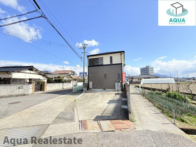 丸亀市田村町　リノベ住宅の玄関|鏡付きのシューズボックスは大きめの作りで、靴が多い方でも安心