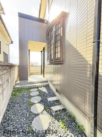 丸亀市田村町　リノベ住宅の洋室|二階中央洋室：クローゼットのついたお部屋です