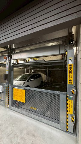 MODERN PALAZZO六本松noblesse の駐車場