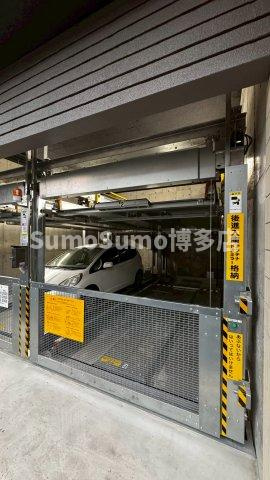 MODERN PALAZZO六本松noblesse の駐車場