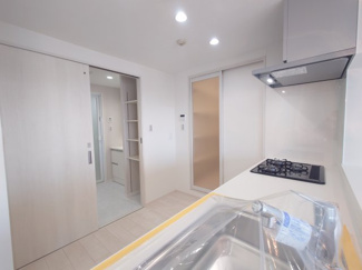 【居間・リビング】 | エル・スタージュ | キッチン後ろの扉は洗面室へ続いております