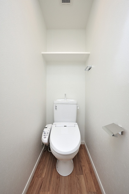 エンクレスト六本松Ⅲのトイレ|落ち着いた色調のトイレです