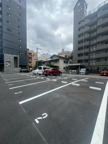 MODERN PALAZZO 博多デュオグランデWestの駐車場