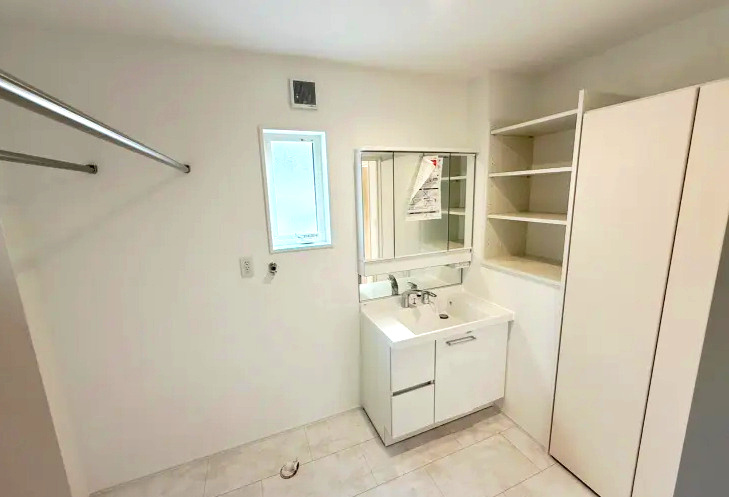 佐伯区八幡東２丁目　№35857の独立洗面台|物干しスペースもあるので
雨の日など便利です◎