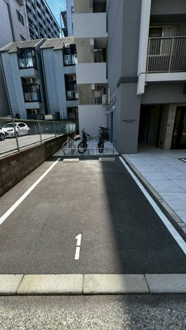 MODERN ASPIRATION The HAKATA Ekimaeの駐車場