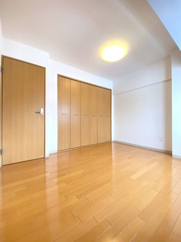 南16条ビルの洋室