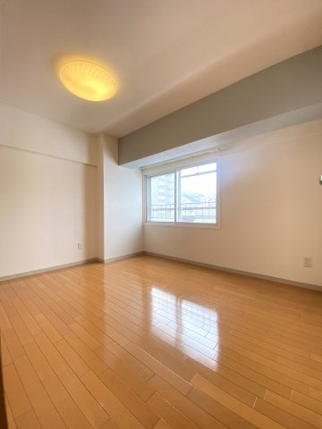 南16条ビルの洋室