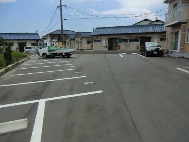 ヴィラ高島の駐車場