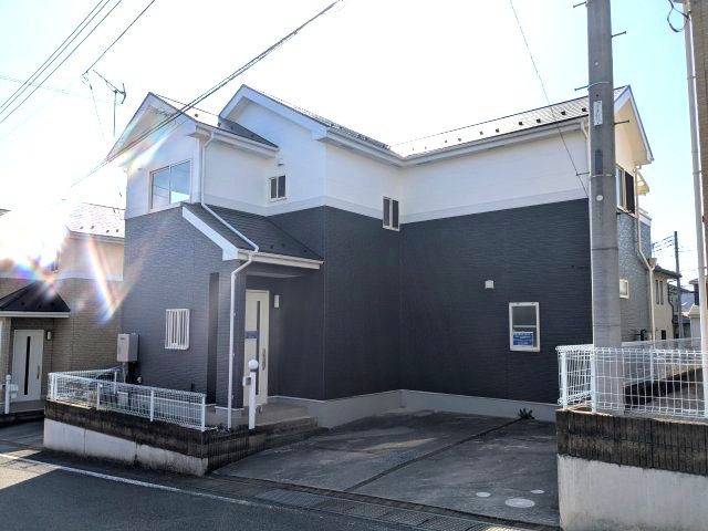 中古戸建　剣崎町の前面道路含む現地写真|落ち着いた雰囲気の外観です