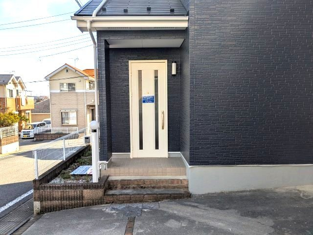 中古戸建　剣崎町の玄関|シンプルで使いやすい玄関です