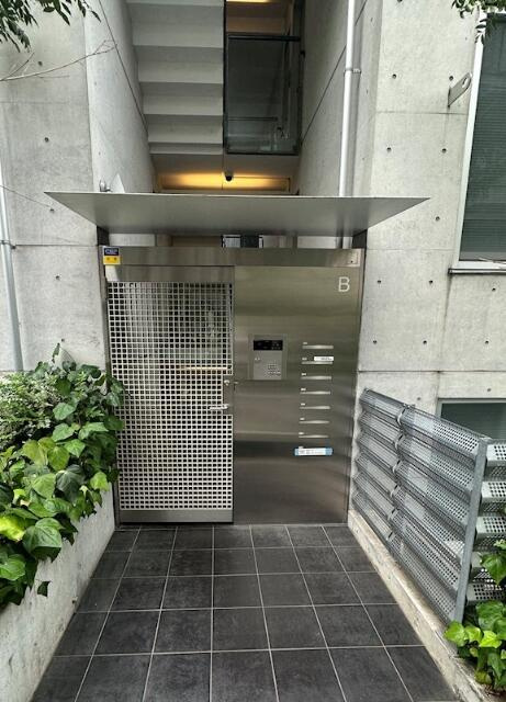 Modelia　Brut表参道のエントランス