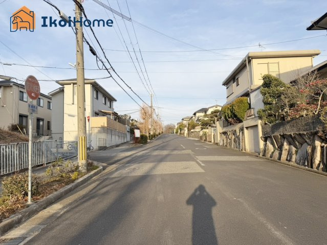 神戸市西区美穂が丘2丁目　全2区画　A号地の前面道路含む現地写真|●年中無休：当日予約可●前面道路北西側広く幅員約12mございますのでお車の出し入れも安心です。