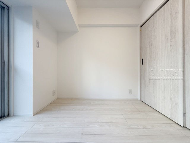 【寝室】 | パラシオン笹塚 | 窓から明るい光が差し込む洋室。ベッドを置いて個人居室にする場合は、多くの時間を過ごすことになる空間です。使い勝手や落ち着きを想像してください。～即日のご見学可能～　お問合せはお気軽にどうぞ。