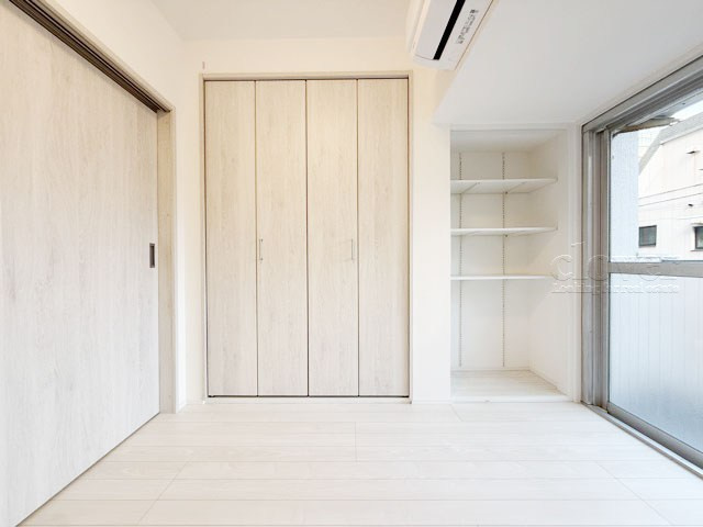 【洋室】 | パラシオン笹塚 | 大きな収納力が魅力の洋室。多くのお客様から、「欲しいもの＝収納」という声をいただきますが、まさにこのようなお部屋は需要の高さを感じます。～即日のご見学可能～　お問合せはお気軽にどうぞ。