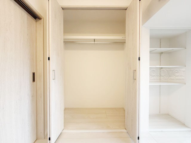 【収納】 | パラシオン笹塚 | クローゼットの画像です。大きく左右に開いた扉の開放のしやすさと、奥行きを含めた収納部分のサイズ感をぜひ現地にてご確認ください。～即日のご見学可能～　お問合せはお気軽にどうぞ。