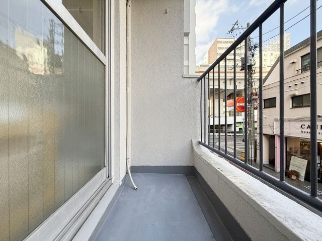 【バルコニー】 | パラシオン笹塚 | バルコニーの様子。ここからの眺めが、日々のストレスを発散してくれることでしょう。ちなみにバルコニーは専有部分ではなく「共用部分」の扱いです。～即日のご見学可能～　お問合せはお気軽にどうぞ。