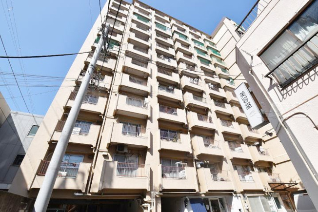 【現況写真】 | パラシオン笹塚 | 手入れの行き届いた外壁やエントランスなど、「見ればわかる」レベルで清潔感を保ったマンションです。築年数を感じさせない姿で皆様をお出迎えします。～即日のご見学可能～　お問合せはお気軽にどうぞ。
