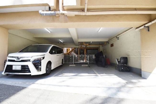 【駐車場】 | パラシオン笹塚 | マンションの駐車場スペース。空きの有無や駐車料金、サイズ規定などについては、改めてお問い合わせください。～即日のご見学可能～　お問合せはお気軽にどうぞ。
