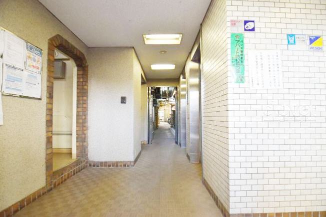 【ロビー】 | パラシオン笹塚 | 集合ポストなどを備えたエントランスホール。ここもマンションの顔となる部分であり、しっかりと清掃の行き届いたさまに安心感をおぼえます。～即日のご見学可能～　お問合せはお気軽にどうぞ。
