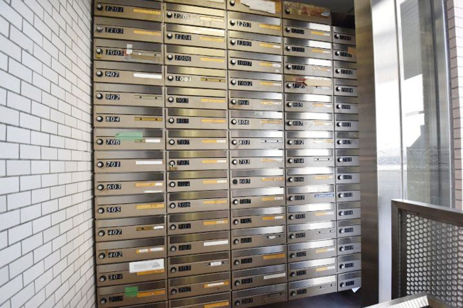 【設備】 | パラシオン笹塚 | ロック式の集合ポスト。セキュリティや個人情報に対する意識の高まりが強い昨今では、ポストにロックがかかることも大事なポイントになります。～即日のご見学可能～　お問合せはお気軽にどうぞ。
