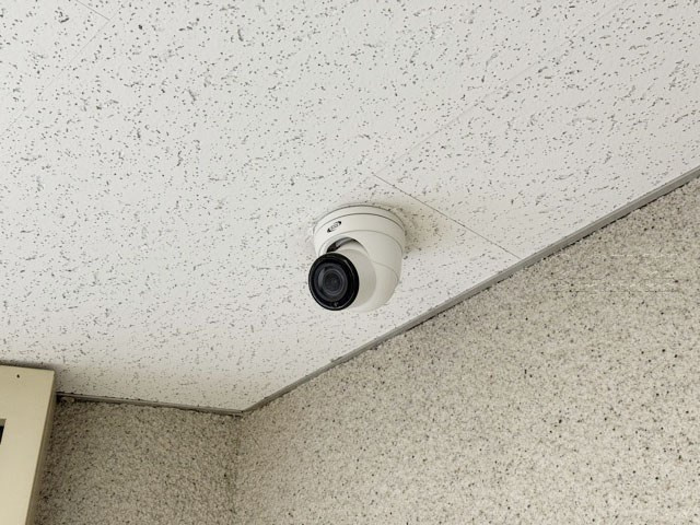 【防犯設備】 | パラシオン笹塚 | 建物や敷地の隅々に目を光らせる防犯カメラが設置されています。現地を見学される際には、カメラの存在やその台数にも意識を払ってみてください。～即日のご見学可能～　お問合せはお気軽にどうぞ。
