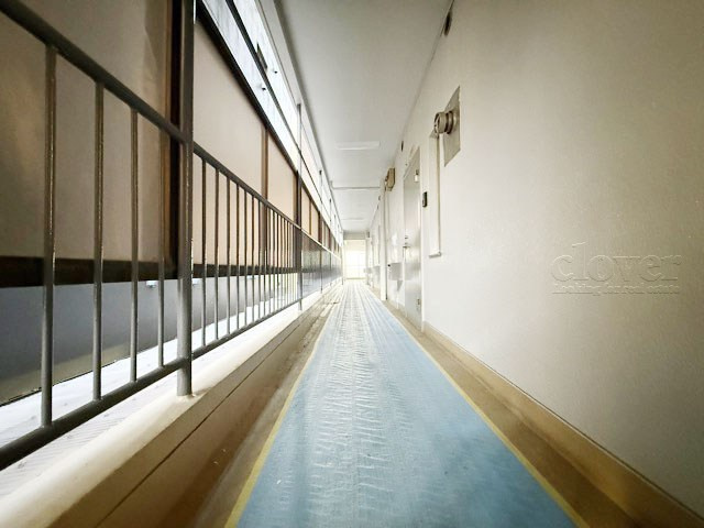 【その他共用部分】 | パラシオン笹塚 | マンションの共用廊下です。きれいに清掃されています。周囲のお部屋の様子も、ぜひ伺ってみてください。～即日のご見学可能～　お問合せはお気軽にどうぞ。
