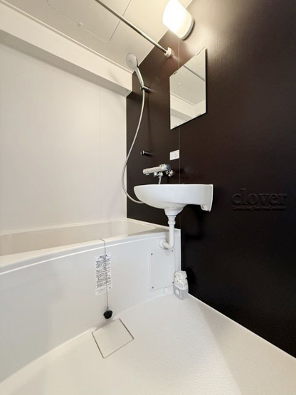 【浴室】 | パラシオン笹塚 | 浴室乾燥機能付き　疲れと汚れを落として明日への活力を蓄える、癒しの空間＝バスルーム。とても大切な設備です。浴槽も洗い場も美しく整っています。～即日のご見学可能～　お問合せはお気軽にどうぞ。