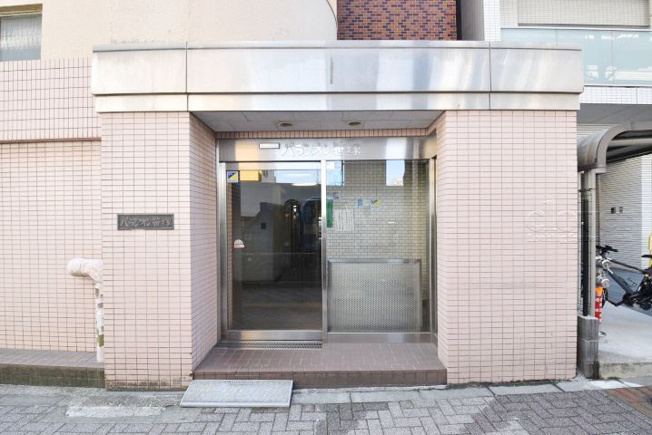【エントランス】 | パラシオン笹塚 | マンションの正面エントランス。出入りする人間を癒してくれるマンション入り口であり、その建物の「顔」でもあります。～即日のご見学可能～　お問合せはお気軽にどうぞ。
