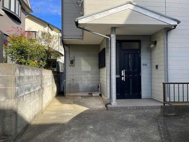 【玄関】 | □■寒川町岡田 中古戸建■□ | 自転車やバイクなどが置けるスペースがあります。