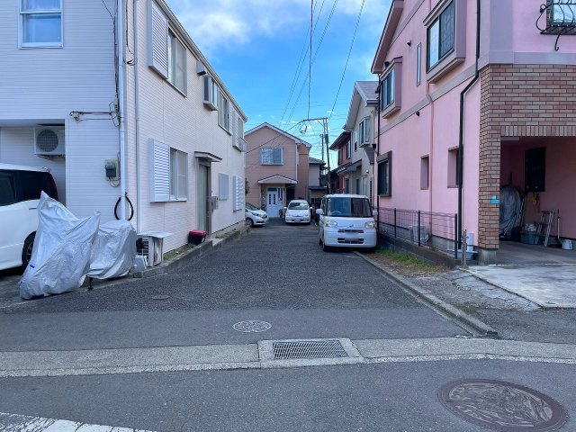 【前面道路含む現地写真】 | □■寒川町岡田 中古戸建■□ | 前面道路突き当りに家があるので車の通り抜けがなく交通量少ないので小さなお子様がいるご家族も安心です！