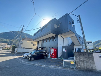 【外観】 | （安佐北区亀山）１・２階事務所兼倉庫。３階住居兼賃貸