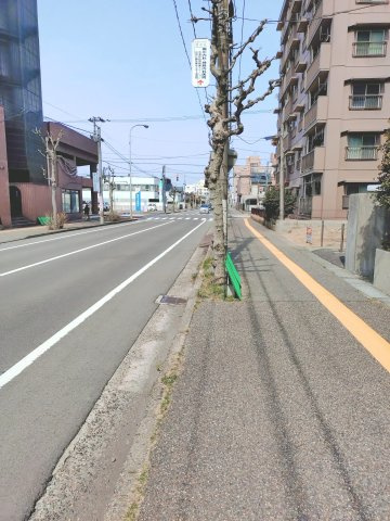 新潟市中央区信濃町の前面道路含む現地写真