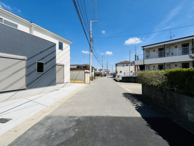 知多郡阿久比町草木東郷24番地『仲介手数料無料』新築戸建ての前面道路含む現地写真