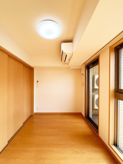 レジデンス西梅田の居間・リビング|洋室