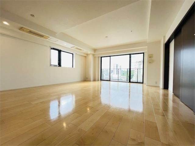 パークフラッツ渋谷神山町の居間・リビング|■エアコン■24時間換気システム■ダウンライト■２面採光