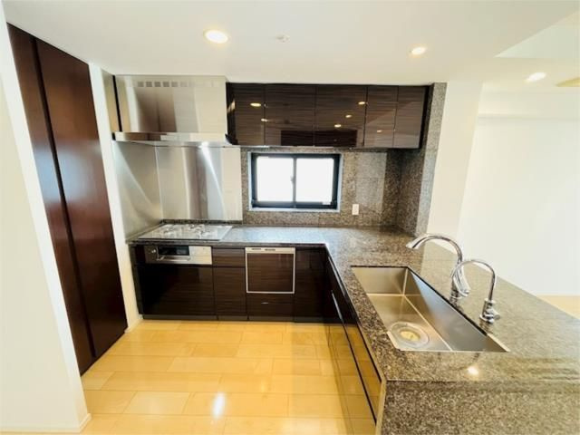 パークフラッツ渋谷神山町のキッチン|■グリル付３口ガスコンロシステムキッチン■食洗器