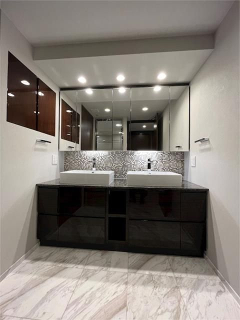 パークフラッツ渋谷神山町の洗面所|■キャビネット収納付きの多面鏡独立洗面台