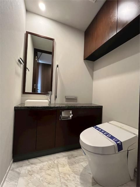 パークフラッツ渋谷神山町のトイレ|★タンクレス温水洗浄便座★■ウォールキャビネット収納付き♪