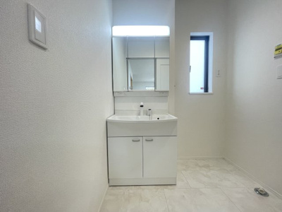 【独立洗面台】 | 沖縄市知花（全3棟）A号棟 | A号棟　三面鏡付き洗髪洗面化粧台♪