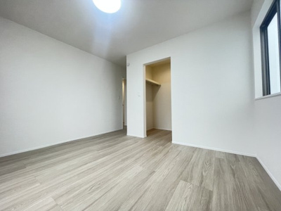 【洋室】 | 沖縄市知花（全3棟）A号棟 | A号棟　洋室7.75帖＋WIC付き♪