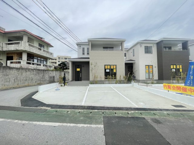 【外観】 | 沖縄市知花（全3棟）A号棟 | A号棟　並列駐車3台完備♪