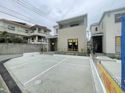 【外観】 | 沖縄市知花（全3棟）A号棟 | A号棟　並列駐車3台完備♪